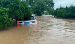 路面积水较深且水流湍急消防车无法前行