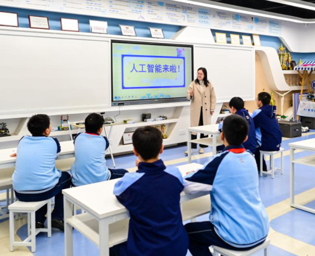 简略互动年级高一些的学生乃至能够尝试自己编程完成其间的部分模块 简略互动年级高一些的学生乃至能够尝试自己编程完成其间的部分模块